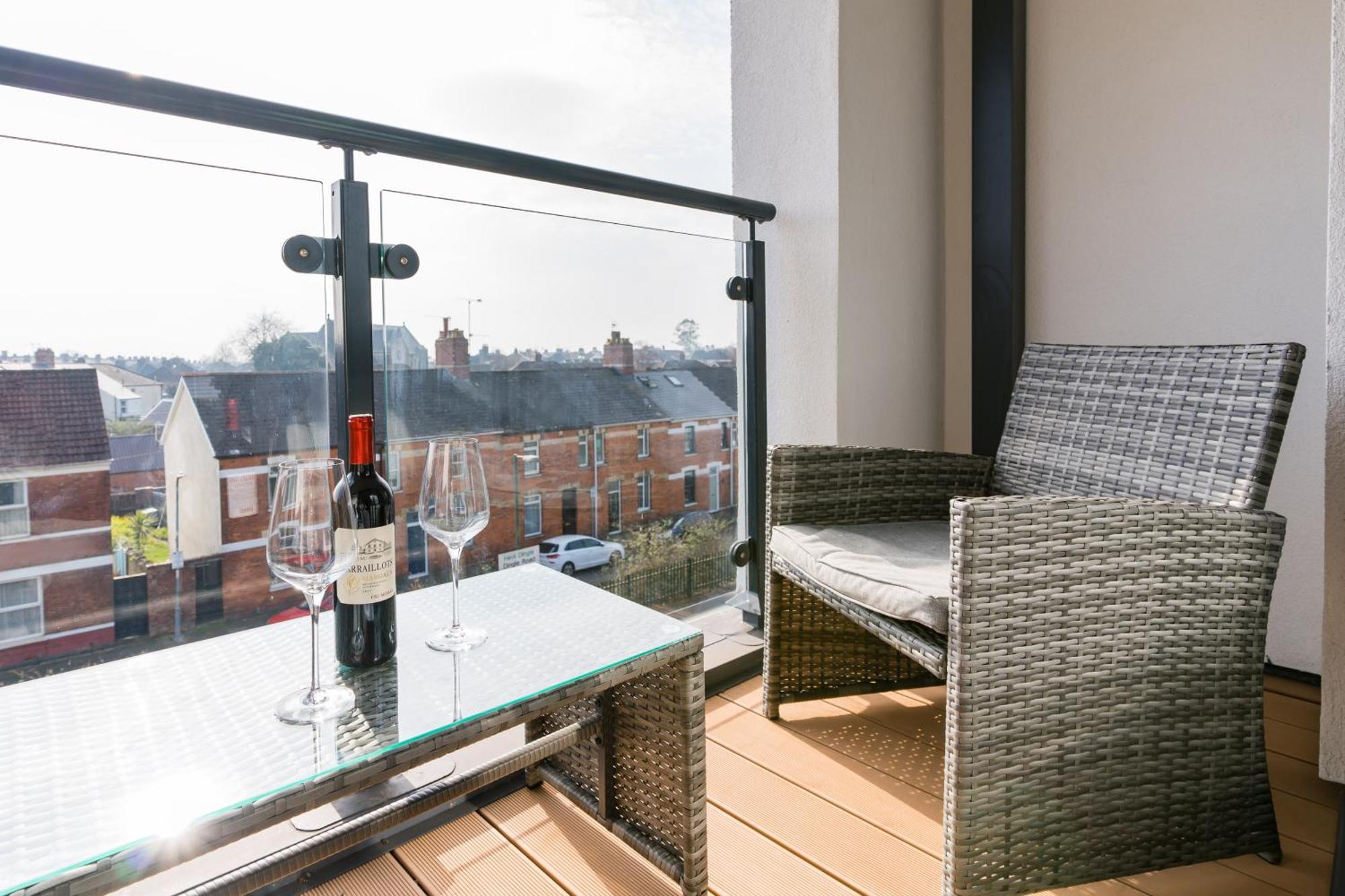 Luxe Apartments, The Moorwell, Parking, Gym - 10Mins Cardiff City Ctr Værelse billede